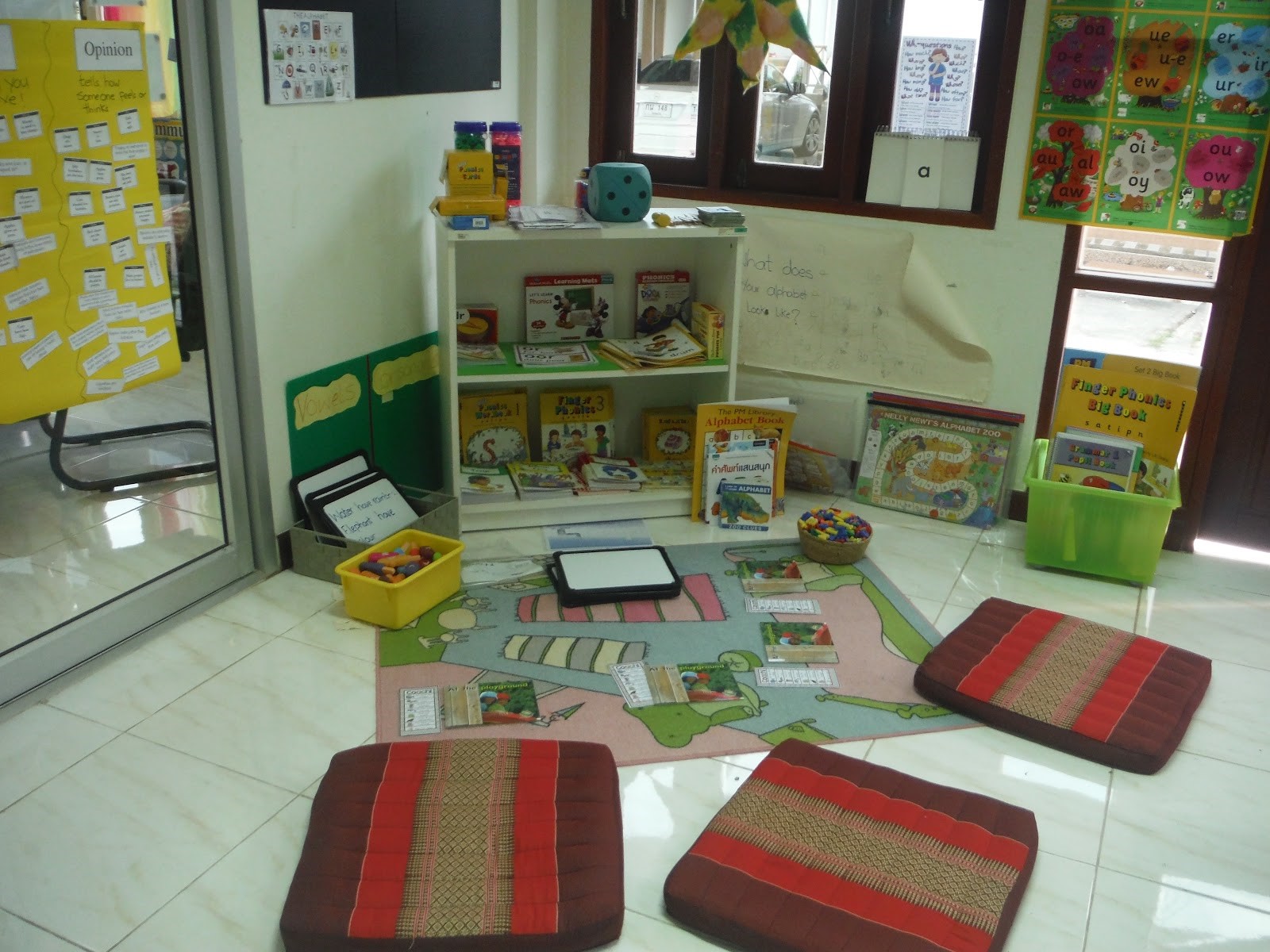 room arrangement, seating, bulletin boards and black/white board