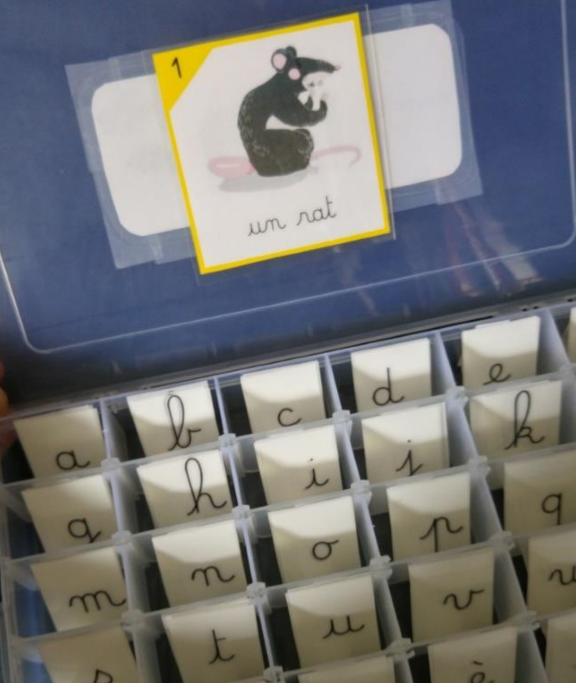 Les élèves utilisent les lettres mobiles pour copier des mots