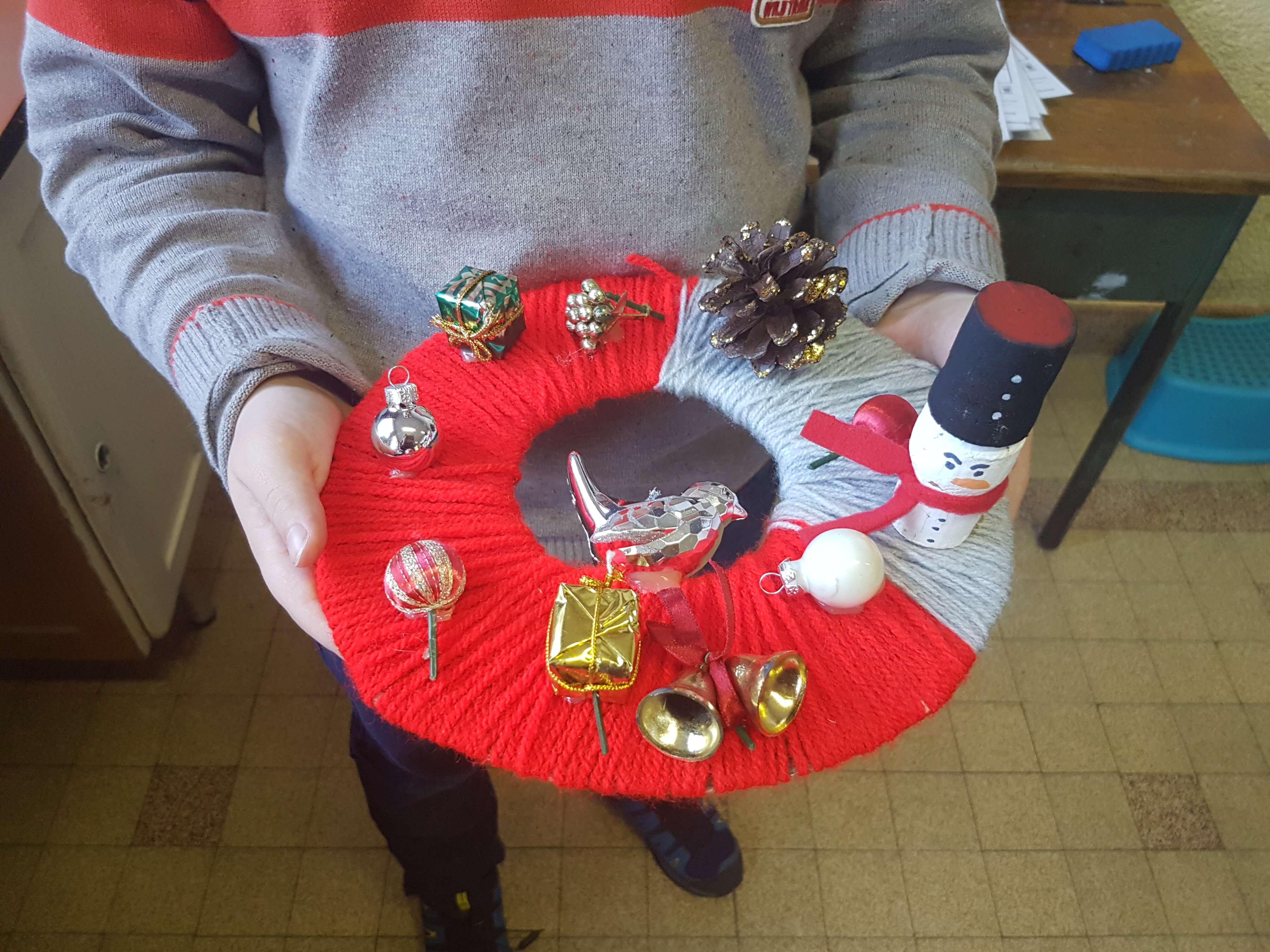 On passe d’un atelier à l’autre pour réaliser nos couronnes On passe d’un atelier à l’autre pour réaliser nos couronnes