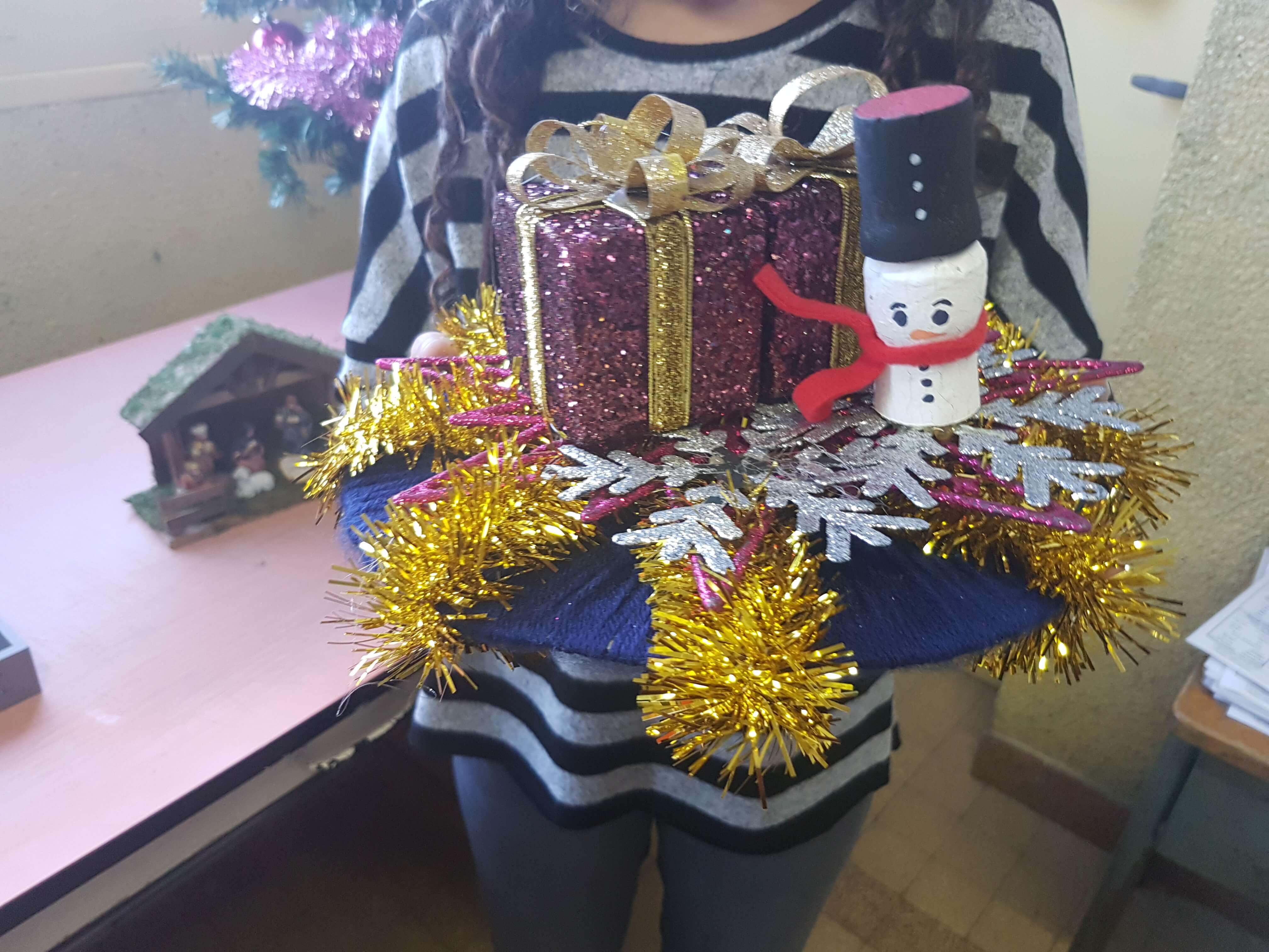 L’élève offre la couronne à la personne de son choix L’élève offre la couronne à la personne de son choix