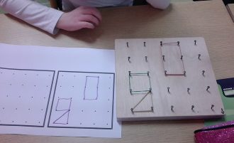 Des planches et des élastiques pour apprendre les formes Des planches et des élastiques pour apprendre les formes