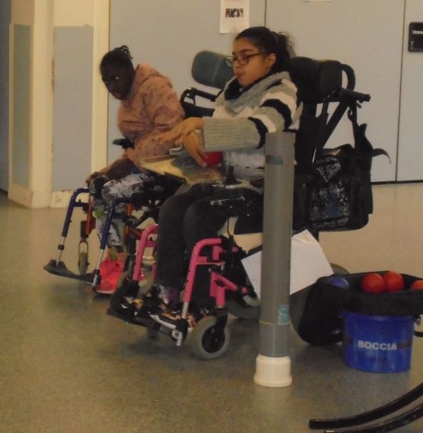 Les élèves jouent à la boccia Les élèves jouent à la boccia
