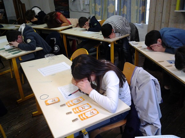 La classe en pleine séance de mathématiques sur la division. La classe en pleine séance de mathématiques sur la division.