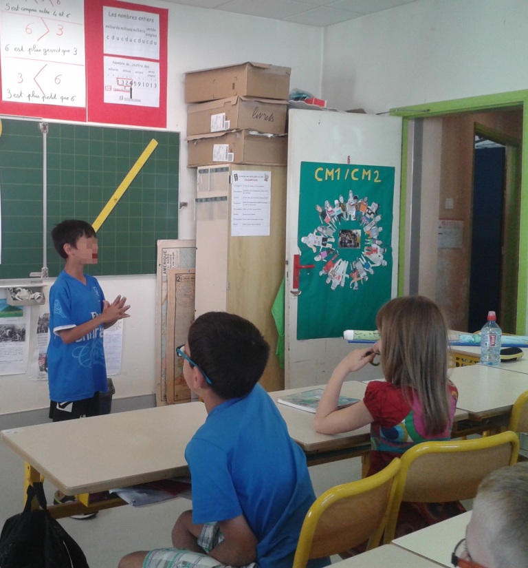 Les élèves présentent leur travail à la classe