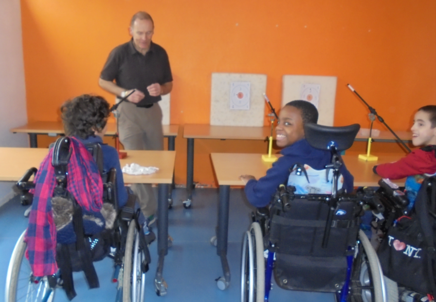 Les élèves apprennent à tirer à la sarbacane Les élèves apprennent à tirer à la sarbacane