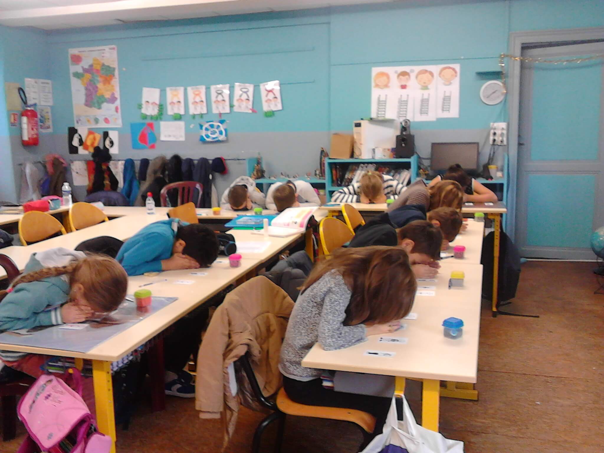 Les élèves font des gestes pour se représenter les opérations mathématiques Les gestes aident les élèves à se représenter les opérations mathématiques