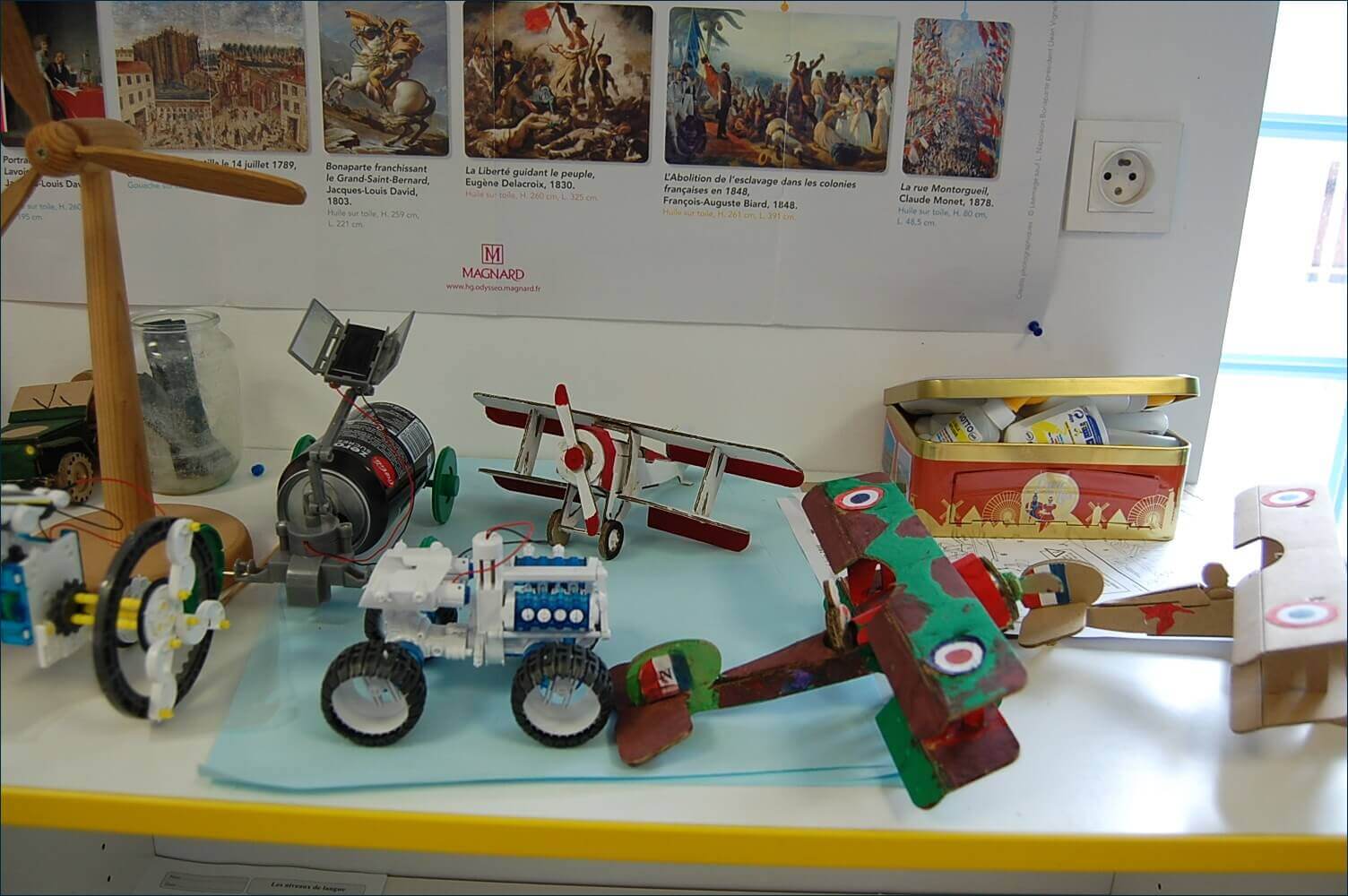 Les robots vus en visite de classe à Vallet L'équipe Beneylu visite des classes toute l'année et rapporte des photos du terrain.