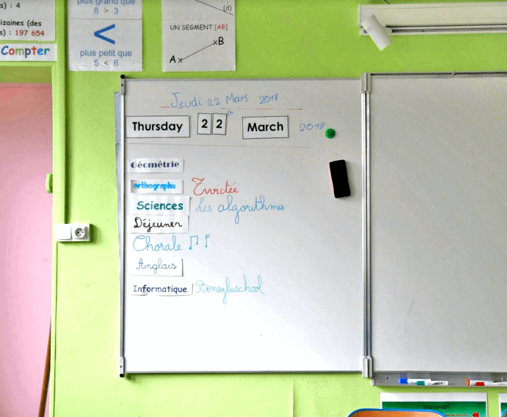La photo de notre emploi du temps L'emploi du temps de la journée est inscrit au tableau.