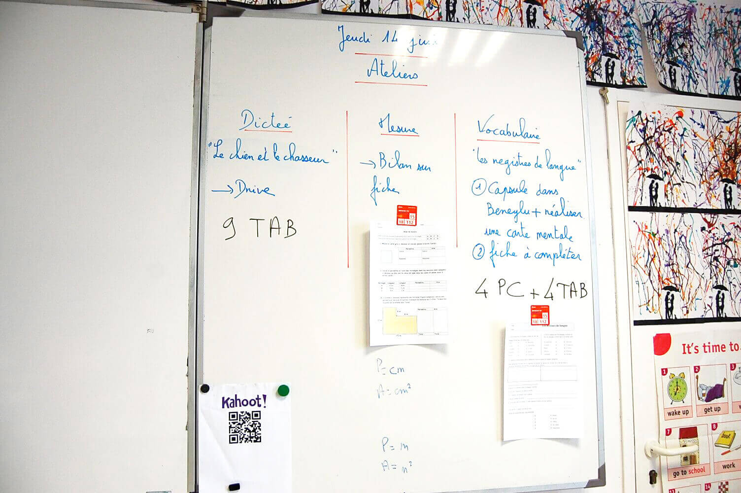 Les ateliers sont inscrits au tableau Le professeur inscrit les ateliers au tableau et les élèves s'organisent pour réaliser chaque travail.