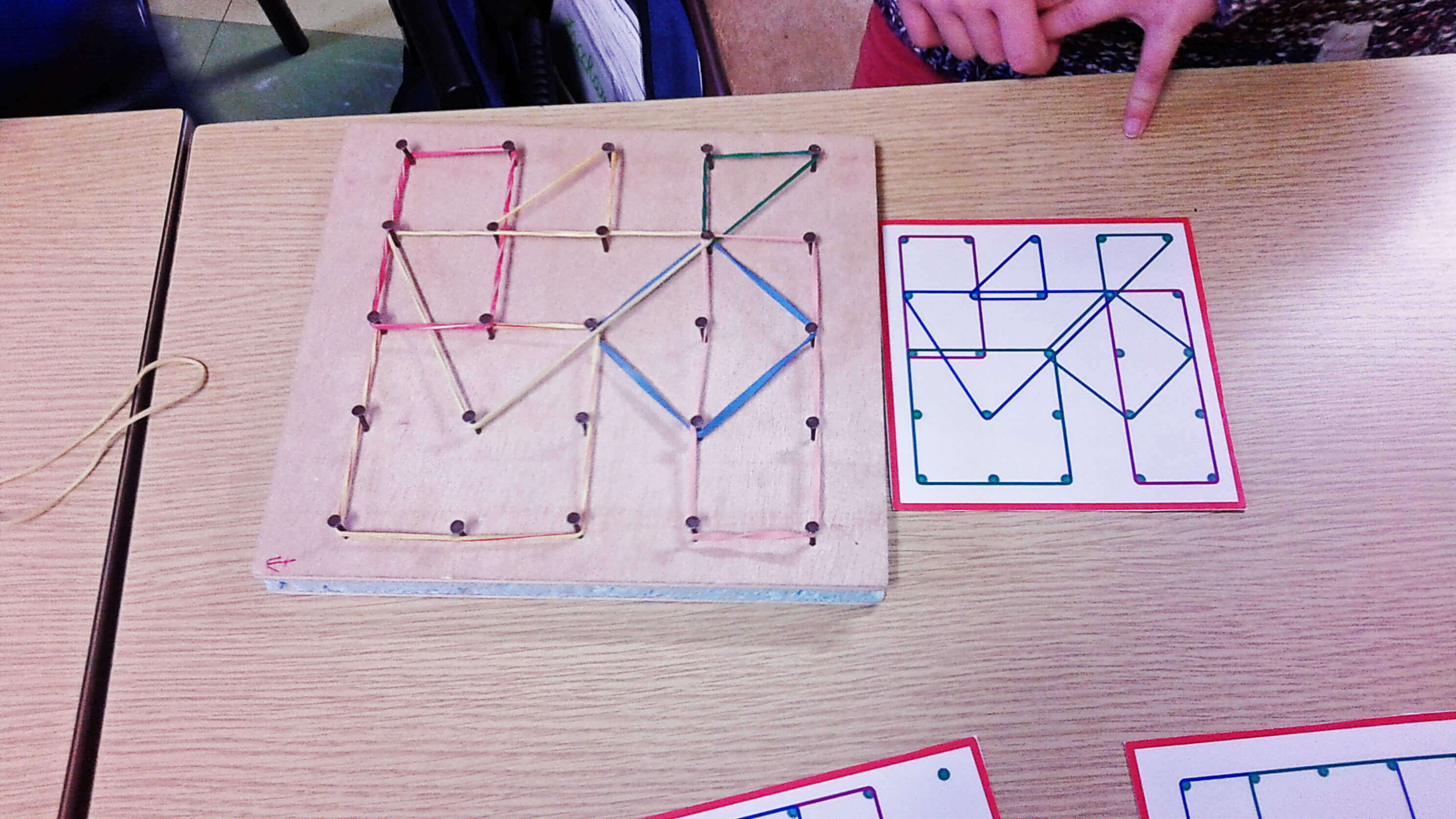 Les photos des activités aident les parents à comprendre ce que nous faisons en classe. J'utilise les géoplans pour apprendre les formes géométriques aux élèves