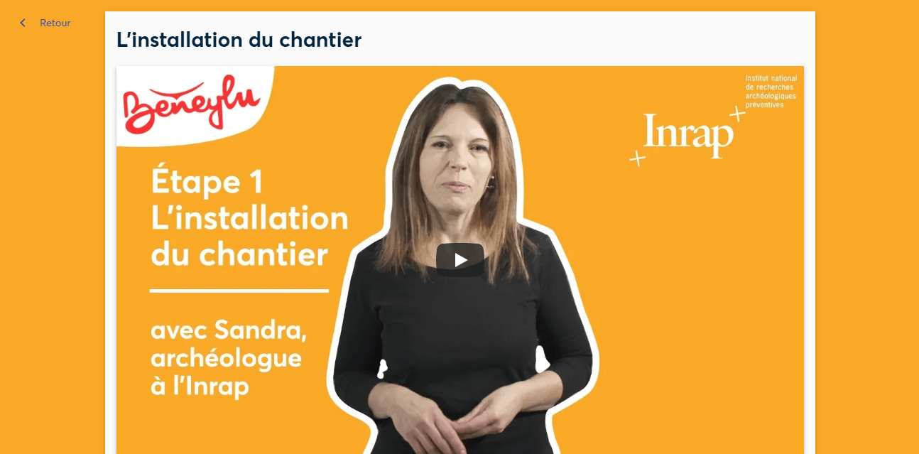 Présentation du métier d'archéologue avec Sandra Sandra, archéologue à l’Inrap, présente les étapes d’une fouille archéologique aux élèves et leur parle de son métier.